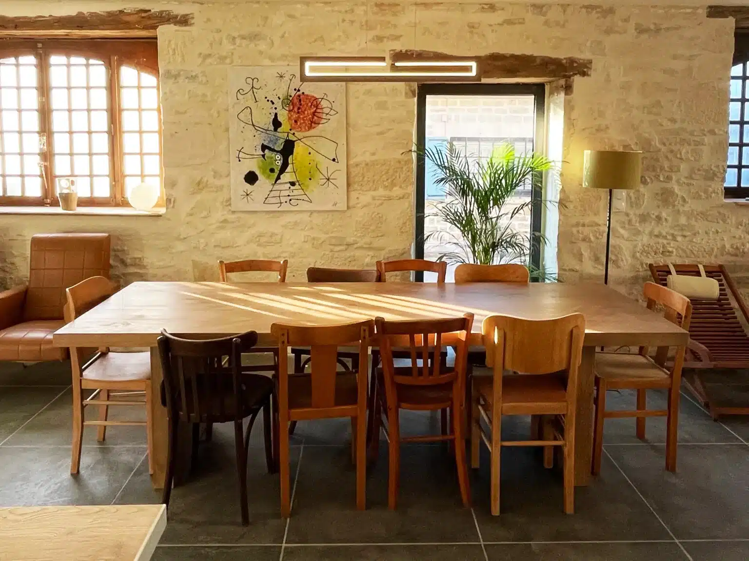 Salle à manger en pierre, grande table conviviale