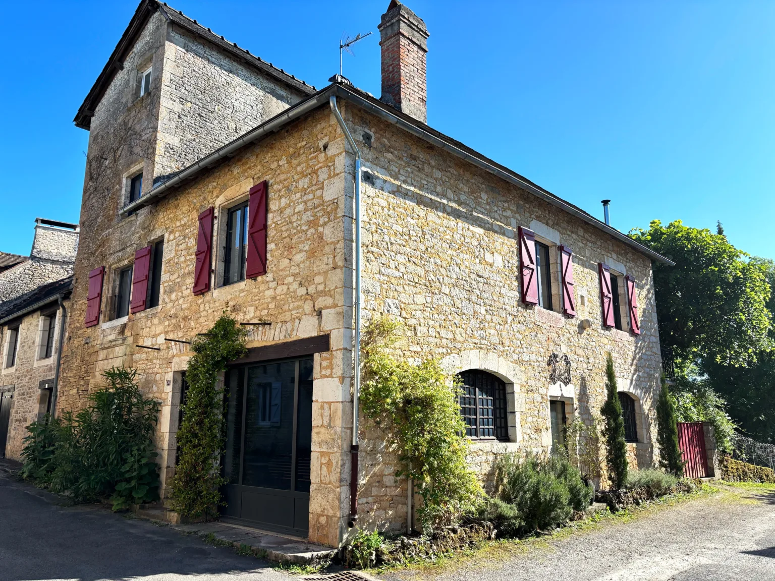 Façade en pierre — maison du XIe siècle à Cressensac‑Sarrazac (Lot), La Pause Lotoise.