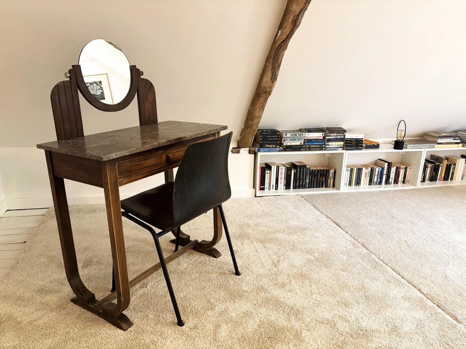 Détail déco, tableau contemporain et chaise en bois