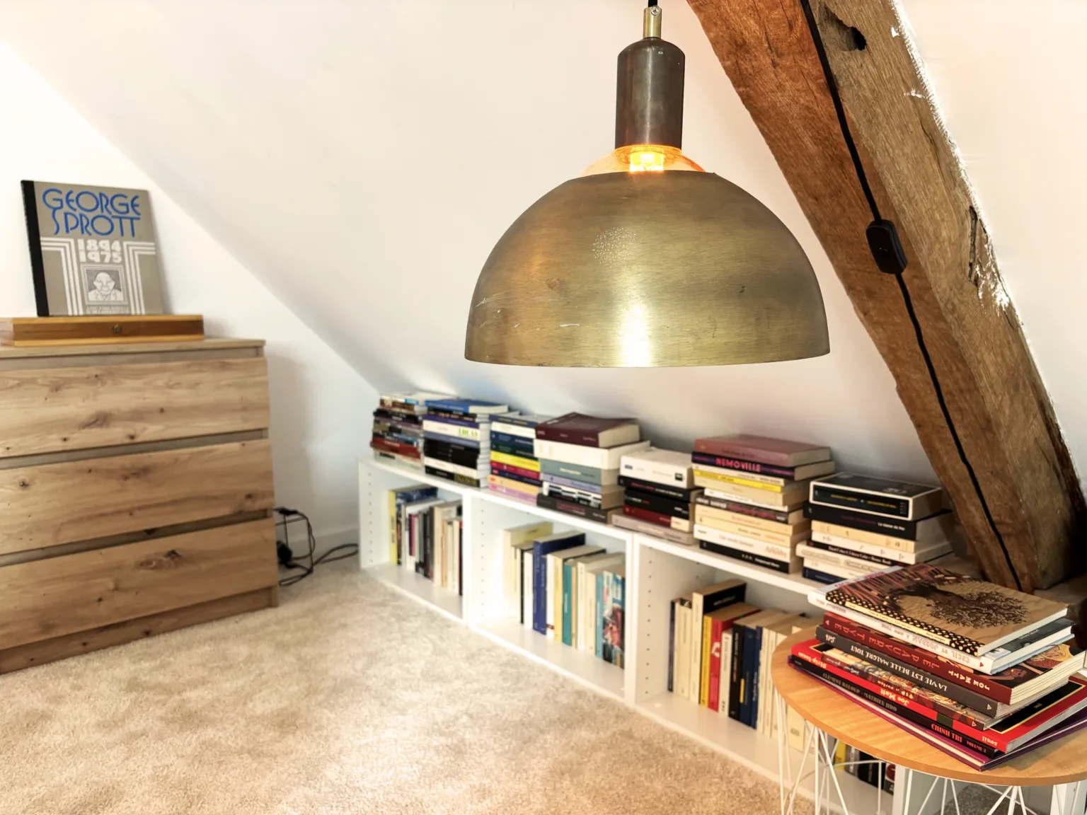 Salon 25 m² avec bibliothèque et œuvres d’art — chambre d’hôtes près de Rocamadour.