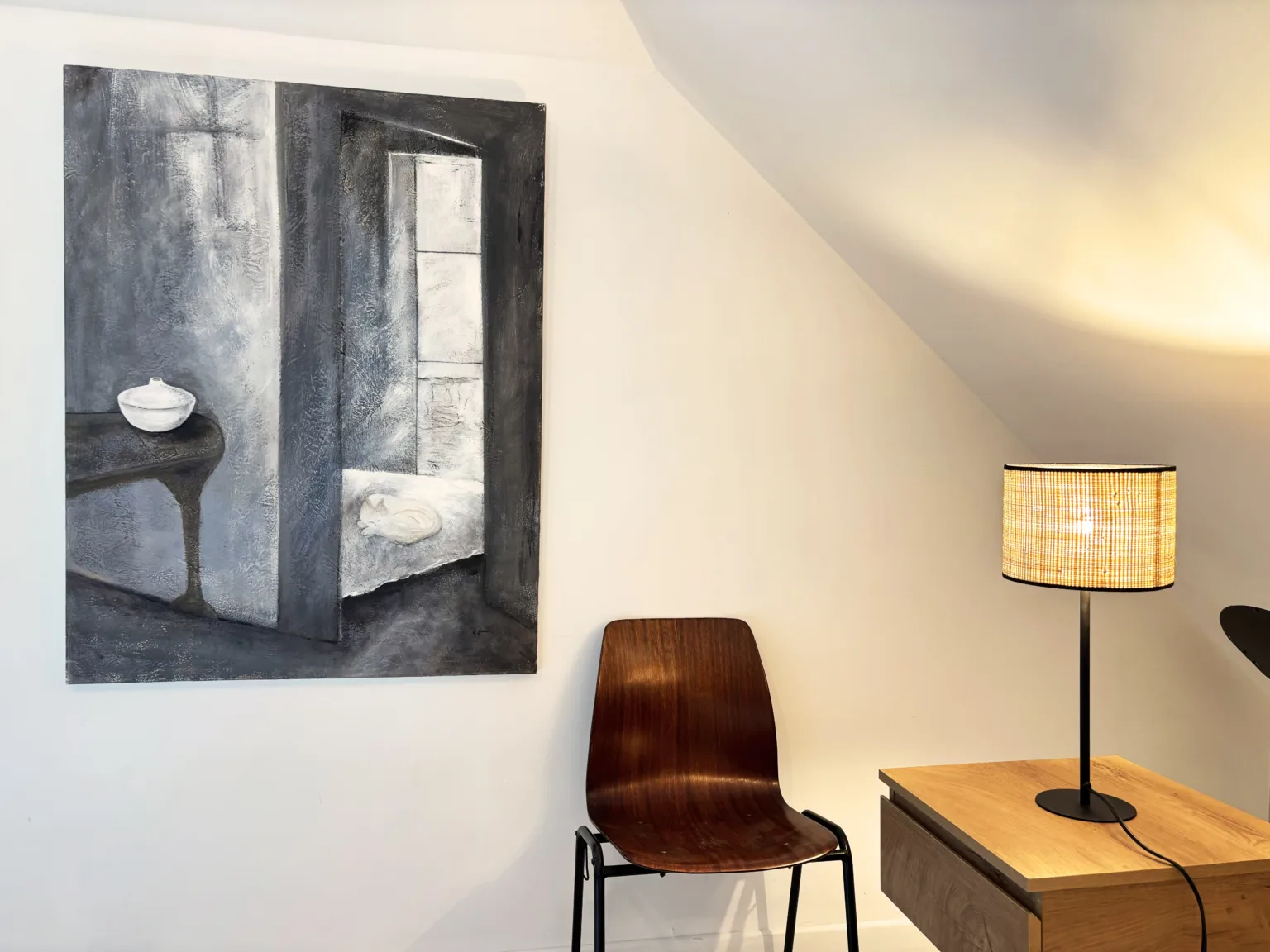 Détail déco : tableau contemporain et chaise en bois