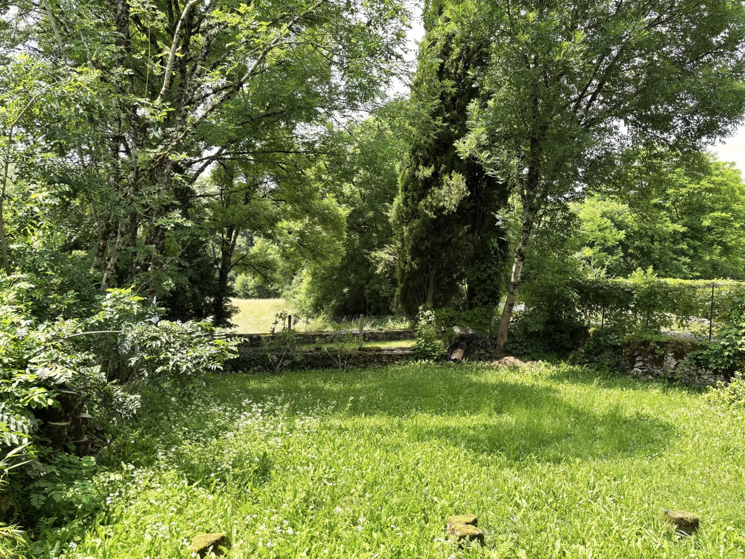 Terrasse et jardin — lumière douce, chambre d’hôtes près de Rocamadour.